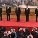 Şi Jinping, ÇKP Merkez Komitesi Siyasi Bürosu Daimi Komitesi Üyeleri ile birlikte basın karşısına çıktı.