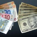 Türkiye ve ABD arasında vizelerin askıya alınmasının ardından dolar ve Euro yükselişe geçti, Türk Lirası hızlı değer kaybetti.
