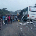 Kamerun'da yolcu otobüsünün kamyon ile çarpışması sonucu 15 kişi hayatını kaybetti, 20 kişi yaralandı.
