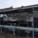 BURSA'da, sürücüsünün kontrolünden çıkan yolcu otobüsü yol kenarındaki demir bariyerlere çarptı.