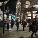 Londra'da Oxford Circus metro istasyonunu silah sesleri haberi üzerine tahliye eden polis.