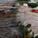 Mersin'in Silifke ilçesinde etkili olan aşırı yağış nedeniyle bazı dereler taştı, araçlar sürüklendi.