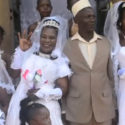 Uganda'da yaşayan Mohammad Semanda isimli adam, 3 kadınla tek bir düğün ile evlendi.