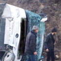 İstanbul'dan Azerbaycan'a giden yolcu otobüsü, sürücünün direksiyon hakimiyetini kaybetmesi sonucu devrildi.