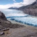 Güney Amerika ülkesi Şili'de bulunan Gri Buzul'dan 350 metre uzunluğunda bir buz parçası koptu.