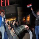 Eskişehir'de Iraklı ve Suriyelilerin sokakta yılbaşı kutlaması yaparken 2 gencin Irak bayrağı sallaması.