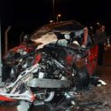 Maltepe'de 16 yaşındaki ehliyetsiz sürücünün yönetimindeki araç bilinmeyen bir nedenle karşı yöne geçerek iki araca çarptı.