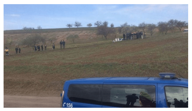 Nevşehir’in Çardak Köyü'ndeki çiftçiler boş bir arazide hareketsiz yatan iki kişi gördü.