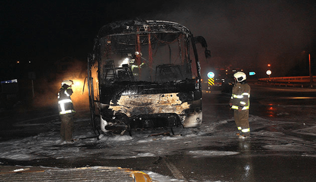 Seyir halindeki tur otobüsü alev alev yandı