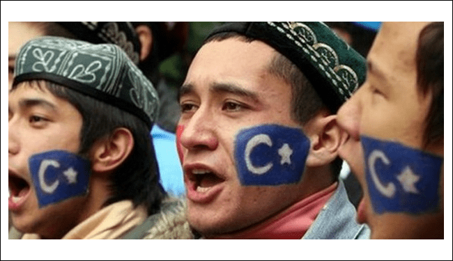 Doğu Türkistanlı Müslümanları asimile ederek dinsizleştirmek isteyen Maocu Çin yönetimi.