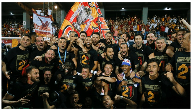 Ligde 21. şampiyonluğunu elde eden Galatasaray şampiyonluk.