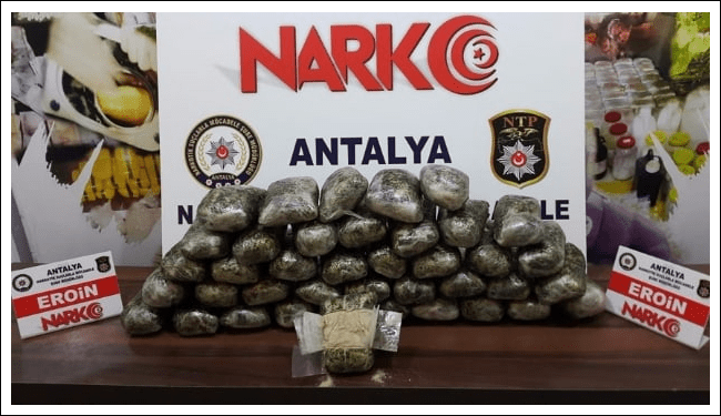 Antalya Narkotik ekipleri, uygulama noktasında şüphe üzerine durdurdukları TIR.