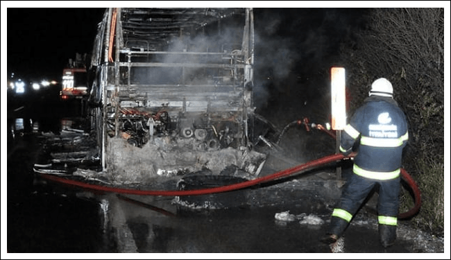Bir yolcu otobüsünde Eskişehir-Ankara karayolunda seyir halindeyken yangın çıktı.