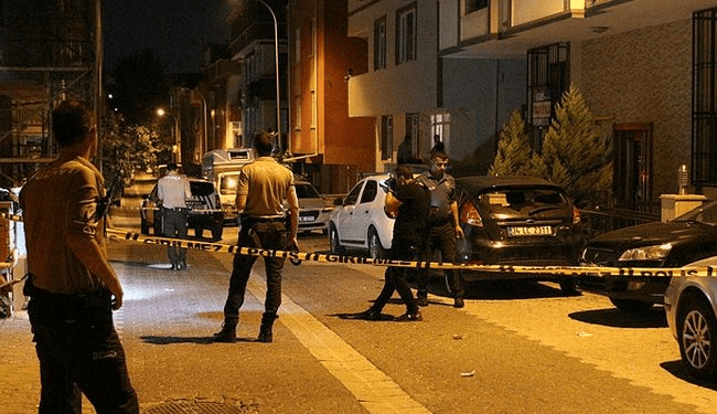 İstanbul'un Ataşehir ilçesinde evinin önünde silahlı saldırıya uğrayan kişi ağır yaralandı.