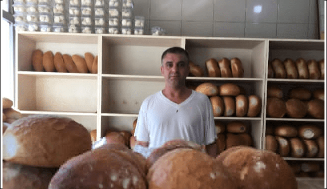 Bursa'da bir fırıncı 400 gram ekmeği bir liradan satıyor.