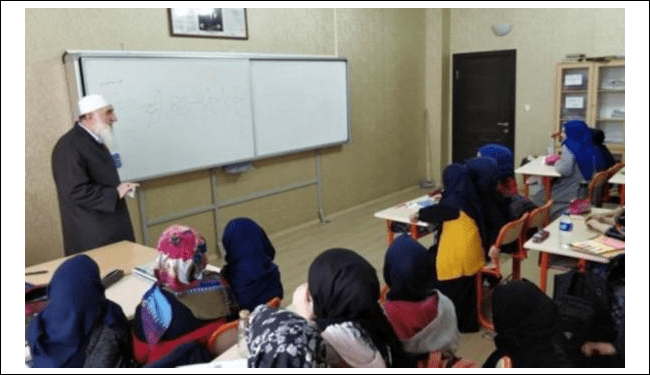 Ankara Yenimahalle’de bulunan ortaokulda sarıklı cübbeli ‘adalet’ dersi verildi.