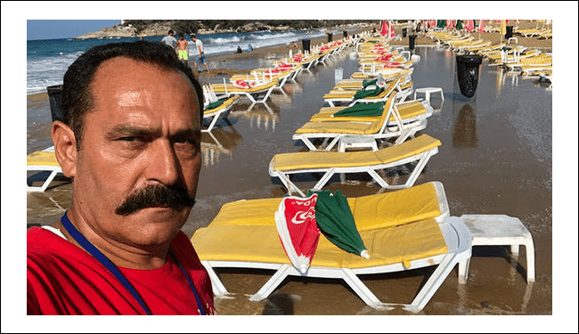 Antalya'nın Alanya ilçesinde bulunan İncekum plajında, sabah sahile gelen işletmeci...