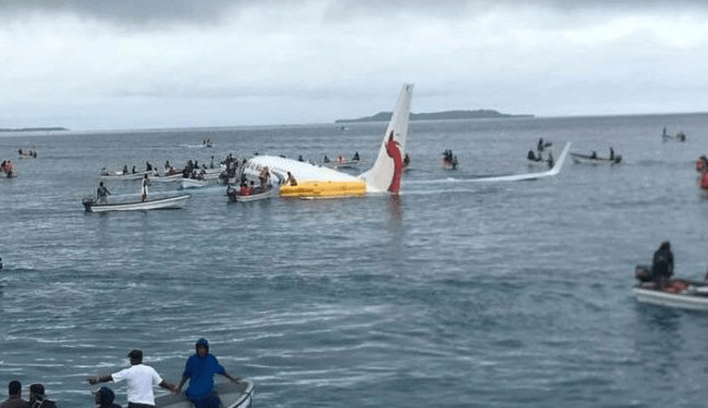 Papua Yeni Gine'ye giden bir yolcu uçağı Chuuk bölgesinde denize iniş yaptı.