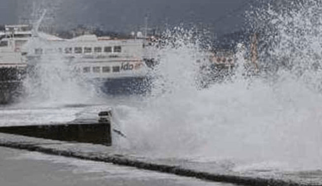 Marmara Denizi'ndeki fırtınadan kaynaklanan olumsuz hava ve deniz koşulları.