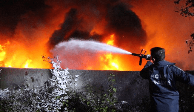 Abant Tabiat Parkı yolu üzerinde bulunan su dolum fabrikası alev alev yandı.