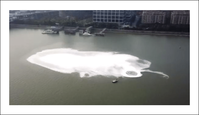 Çin'deki Qiantang Nehri'nde bir anda ortaya çıkan ve suyu kabartan girdap paniğe sebep oldu.