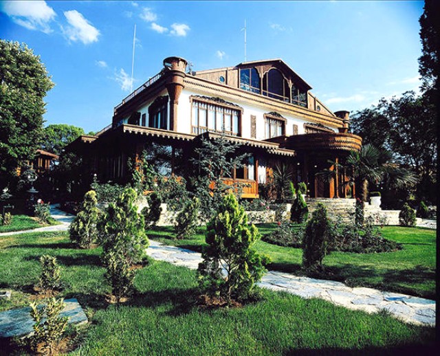 Adnan Oktar'ın Kandilli'de bulunan villası tamamen yıkıldı.
