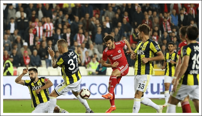 Demir Grup Sivasspor, Fenerbahçe ile 0-0 berabere kaldı.