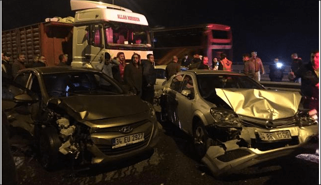 Kocaeli TEM Otoyolu Çınarlıdere viyadükleri üzerinde 10 aracın karıştığı zincirleme trafik kazası.