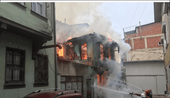 Kayhan'da tarihi ahşap bir evde yangın çıktı.