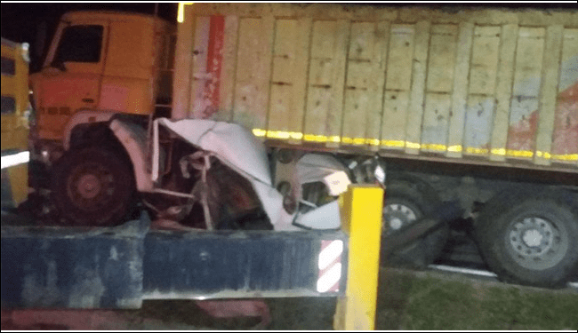 Çarpıştığı kamyonun altında kalan otomobildeki 2 kişi hayatını kaybetti.