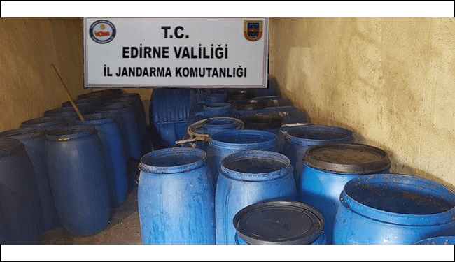 Çobanpınar köyünde 476 bin TL değerinde 17 bin litre kaçak içki ele geçirildi.