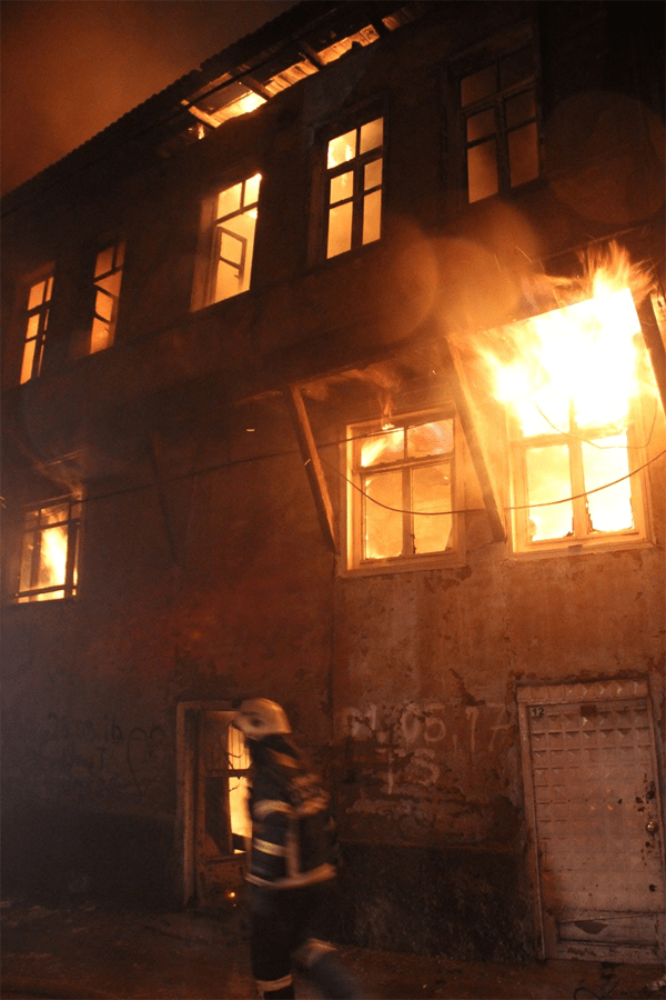 Kütahya'da bir evde çıkan ve bitişiğindeki 3 binaya sıçrayan yangın.
