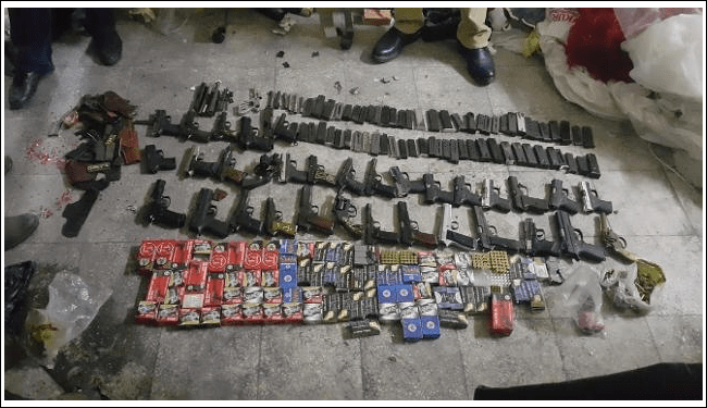 Adana'da polisin bir eve yaptığı baskında 33 ruhsatsız tabanca, 3 bin 325 adet mermi ele geçirildi.