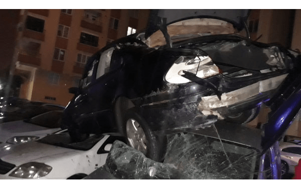 Şanlıurfa'da bir otomobilin uçurumdan park halindeki araçların üzerine düşmesi sonucu 4 kişi yaralandı.