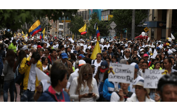 Bombalı araç saldırısını protesto etmek için Kolombiya genelinde "Teröre Karşı Birlik" yürüyüşleri düzenlendi.