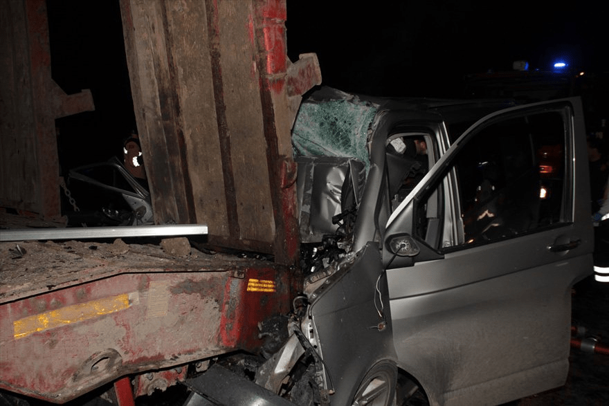 Nallıhan ilçesinde meydana gelen trafik kazasında aynı araçta bulunan 6 kişi hayatını kaybetti.