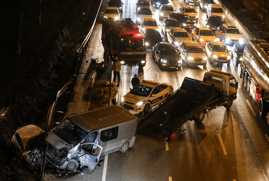 İstanbul Esenler'de meydana gelen trafik kazasında 3 kişi yaralandı.