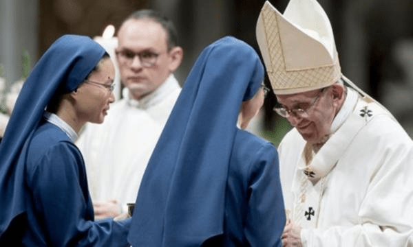 Katolik kiliselerindeki erkek egemen yapının değiştirilmesi çağrısı yapan rahibeler.
