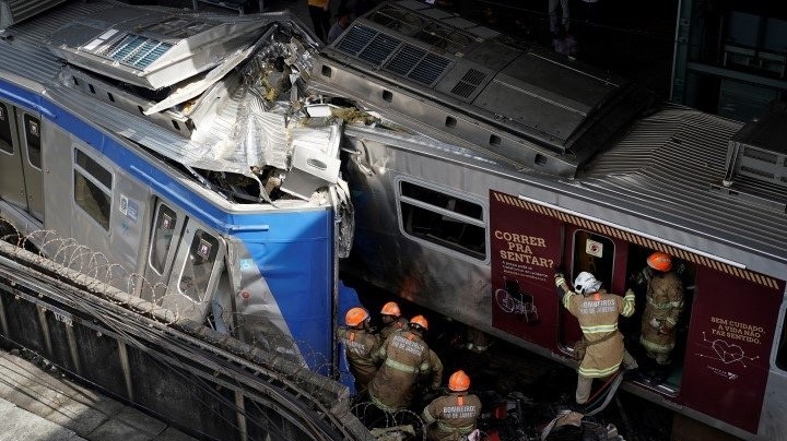 Rio de Janeiro'da 2 banliyö treninin çarpışması sonucu bir makinist öldü, 8 kişi de yaralandı.