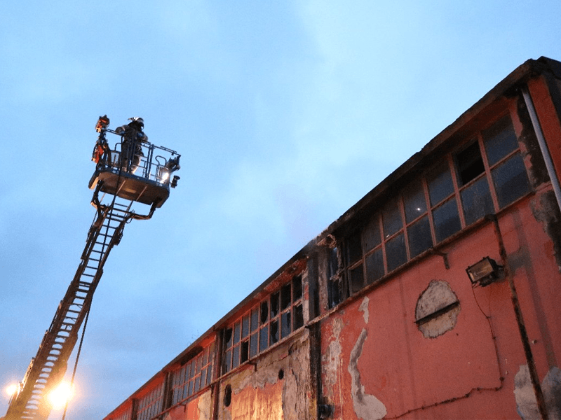 İstanbul Tuzla Deri Sanayi Sitesi’nde bulunan bir deri fabrikasında henüz bilinmeyen bir nedenle yangın çıktı.