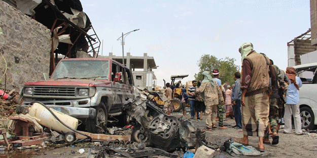 Husi militanlarının bir semt pazarına düzenlediği saldırıda 12 asker öldü.
