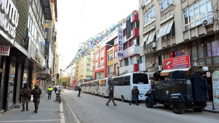 Adana’da terör örgütü PKK ile bağlantılı olduğu, örgüt propagandası yaptığı öne sürülen HDP
