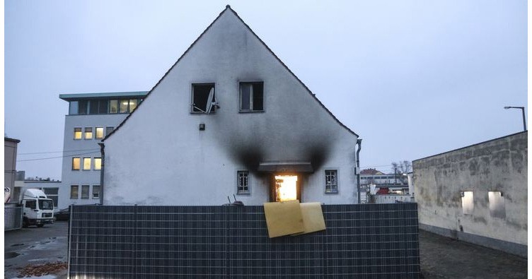 Almanya’da bir binada çıkan yangında 4'ü çocuk, 5 kişi hayatını kaybetti. 4 kişi de ağır yaralandı.