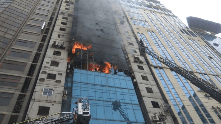 Bangladeş'in başkenti Dakka'da 19 katlı bir binada yangın çıktı.