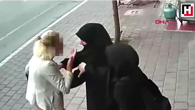 Adana’da, yolda karşılaştığı başörtülü 2 genç kıza hakaret edip taciz etti.