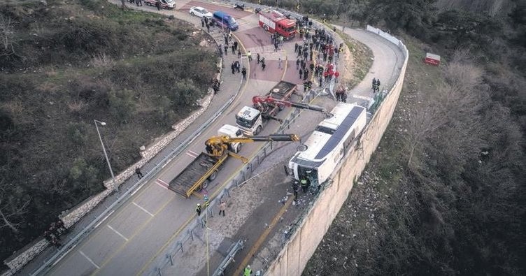 Bursa’da lise öğrencilerini taşıyan tur otobüsü Uludağ dönüşü yasak yola girince virajı alamayarak devrildi.