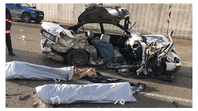 Malatya'nın Akçadağ ilçesinde otomobil ile bir kargo firmasına ait kamyonun çarpışması