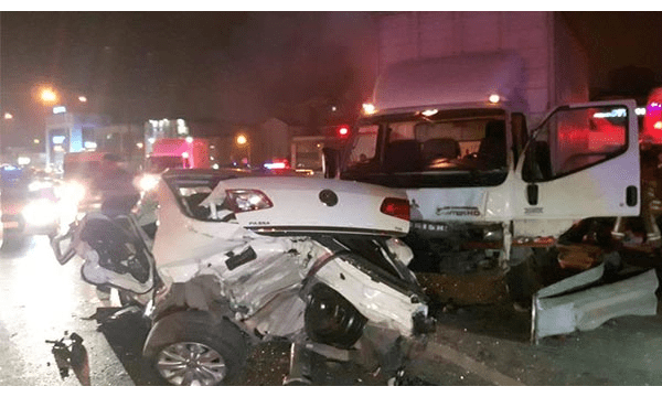Bağcılar, TEM Bağlantı Yolu Basın Ekspres Caddesi'nde meydana gelen kazada 3 kişi yaralandı.