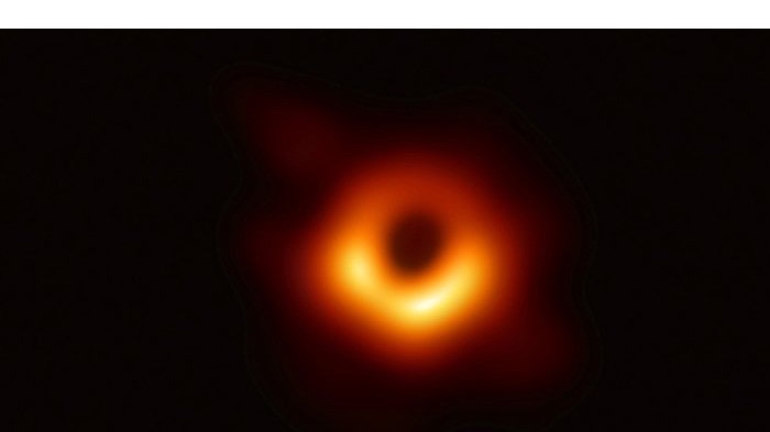 Bilim adamları ilk kez uzaydaki bir kara deliği görüntülemeyi başardı.