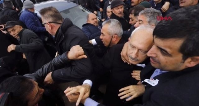 CHP Lideri Kemal Kılıçdaroğlu'nun şehit cenazesinde saldırı.